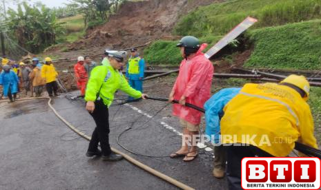 jalur-garut-tasikmalaya-terputus-akibat-longsor-polisi-lakukan-rekayasa-lalu-lintas