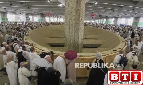 jamaah-haji-lanjutkan-lempar-jumrah-dengan-tertib
