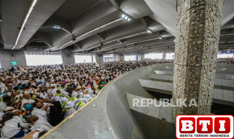 jelang-puncak-haji-jamaah-haji-diimbau-patuhi-jadwal-melempar-jumrah-di-mina