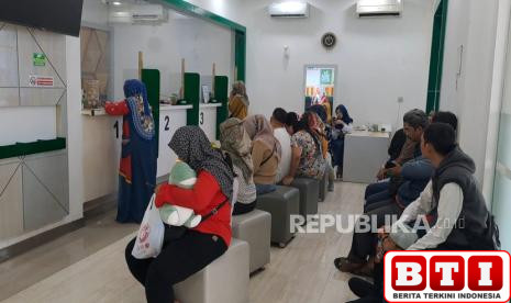 jelang-tahun-ajaran-baru-sekolah-pegadaian-diserbu-warga-indramayu