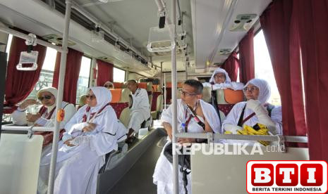 kades-jepara-jadi-pendorong-jamaah-haji-lansia-melayani-bak-merawat-orang-tua