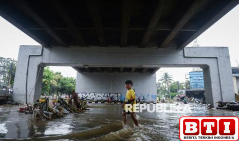kali-sabi-meluap-kolong-jalan-layang-cibodas-tangerang-terendam-banjir