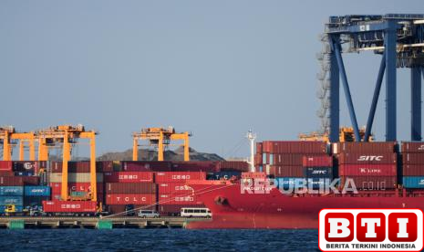 kapal-kargo-di-pantai-india-meledak-40-kontainer-tercebur-ke-laut