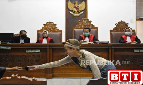 kejaksaan-tahan-vadel-terkait-kasus-dugaan-persetubuhan-terhadap-anak-nikita-mirzani