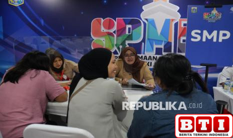 kesibukan-posko-pelayanan-spmb-jakarta