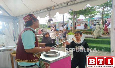 kulineran-di-hijriah-food-festival-es-krim-turki-jadi-hiburan-anak-anak