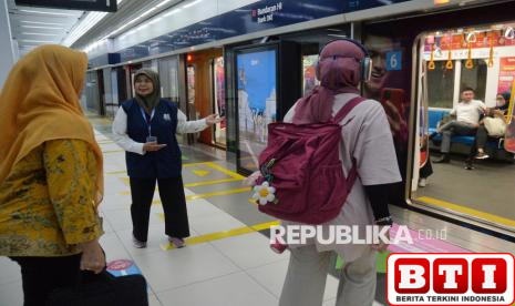 mrt-jakarta-berdayakan-pekerja-lansia-jadi-petugas-stasiun