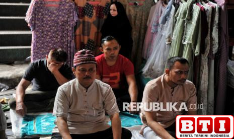 naskah-khutbah-jumat-bahaya-tamak-dan-keutamaan-mensyukuri-nikmat