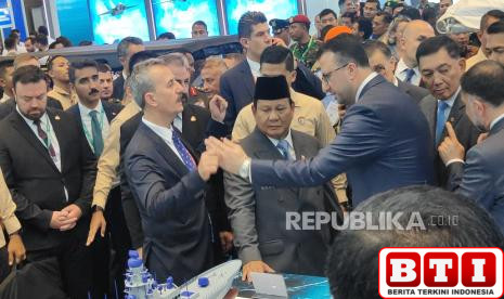 presiden-prabowo-antusias-bahas-alutsista-di-booth-indhan-turki