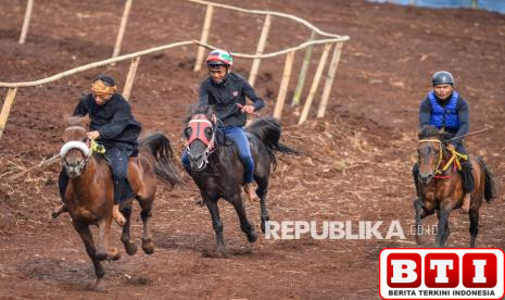 puluhan-joki-ramaikan-pacuan-kuda-tradisional-cibogo