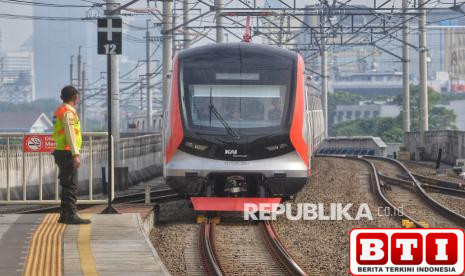 rangkaian-krl-commuter-line-cli-125-mulai-beroperasi