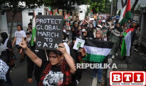 ratusan-massa-ikuti-aksi-solidaritas-global-march-to-gaza-di-jakarta