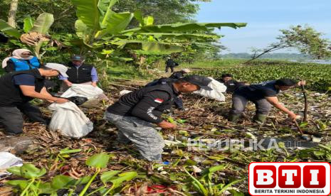 ratusan-orang-kepung-waduk-saguling-bersihkan-sampah-dan-eceng-gondok-hingga-1-ton