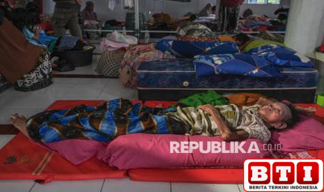 ratusan-warga-kendari-mengungsi-akibat-banjir-luapan-kali-wanggu