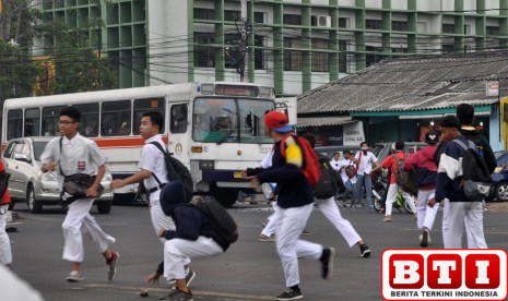 razia-jam-malam-di-cirebon-petugas-tangkap-pelajar-transaksi-narkoba-minum-miras-dan-admin-tawuran-1