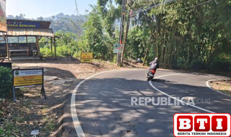 retakan-kian-melebar-jalan-kolonel-masturi-menuju-kawasan-wisata-lembang-rawan-tertimbun-longsor