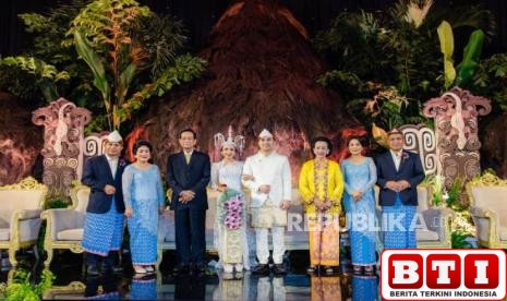 sultan-hb-x-dan-ratu-hemas-hadiri-pernikahan-mario-pranda-dan-dr-stevi-harman-bernuansa-adat-ntt