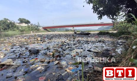 sungai-citarum-di-bandung-barat-jadi-langganan-penumpukan-sampah