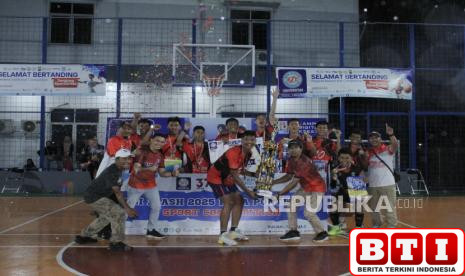 taktik-jitu-coach-rodi-antar-sman-1-mempawah-juara-voli-bsi-flash-2025