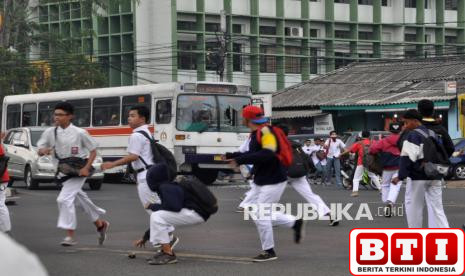 tawuran-remaja-bersenjata-tajam-dan-bom-molotov-terjadi-di-pasar-rebo-jaktim-satu-orang-tewas