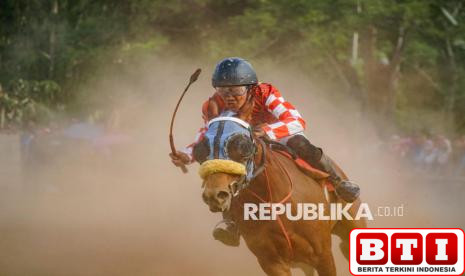 80-joki-saling-beradu-cepat-di-lintasan-pacuan-kuda-lumajang
