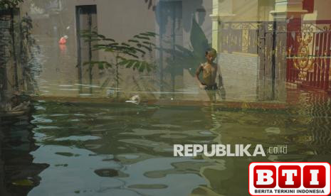 air-masih-menggenangi-sembilan-rt-di-jakarta-sampai-pagi-ini