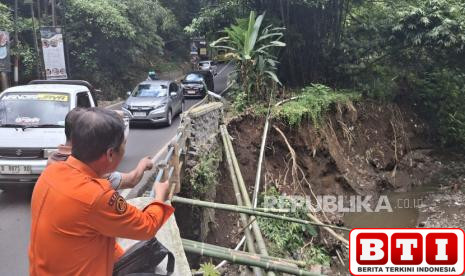 akses-jembatan-keramat-menuju-kawasan-wisata-lembang-tergerus-longsor