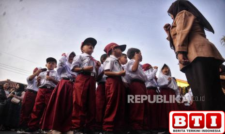 antar-anak-ke-sekolah-ayah-siswa-rencana-mau-nunggu-tapi-anak-tak-mau