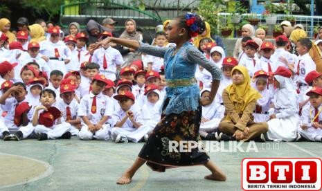 atraksi-kesenian-hibur-siswa-sdn-158-babakan-sari-saat-kegiatan-mpls