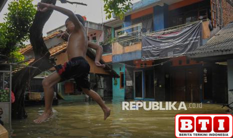 banjir-di-perempatan-delta-mas-bekasi-bikin-puluhan-kendaraan-mogok-jababeka-dikepung-air