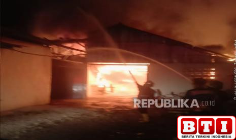 gudang-ritsleting-di-bandung-barat-ludes-terbakar