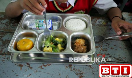 hindari-insiden-belatung-di-dalam-makanan-bgn-minta-sppg-tak-masukkan-sayur-mentah-ke-ompreng-mbg