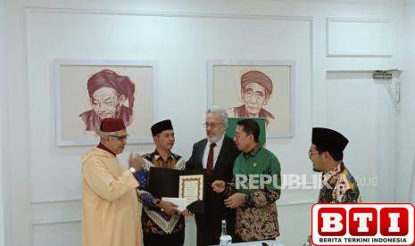 kaligrafer-indonesia-menangkan-kompetisi-kaligrafi-internasional-turki-dapat-hadiah-ratusan-juta