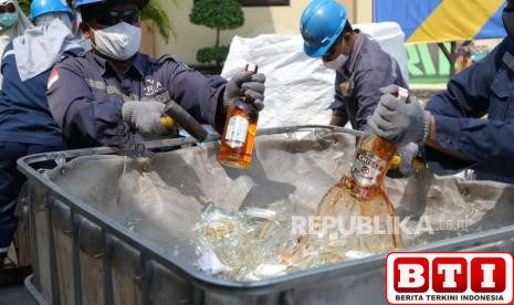 kanwil-bea-cukai-jatim-i-musnahkan-rokok-dan-miras-ilegal-senilai-rp-109-miliar