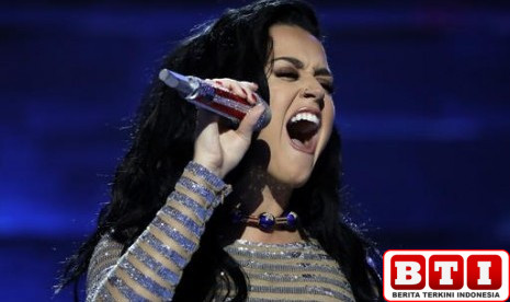 katy-perry-hampir-jatuh-dari-properti-kupu-kupu-di-udara-lihat-video-mendebarkannya-di-sini