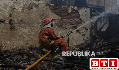 kisah-jefri-relawan-damkar-yang-matanya-cedera-kena-lemparan-sambal-kacang-korban-kebakaran-tambora