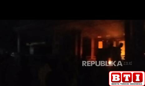 lampu-gantung-hias-korslet-rumah-warga-di-kuningan-kebakaran