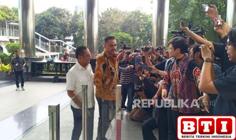 menteri-umkm-maman-serahkan-dokumen-ke-kpk-klarifikasi-istri-ke-luar-negeri