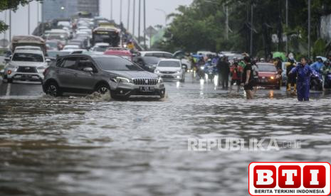 mobil-terpaksa-terobos-banjir-jangan-sampai-hydro-lock-ini-yang-harus-dilakukan
