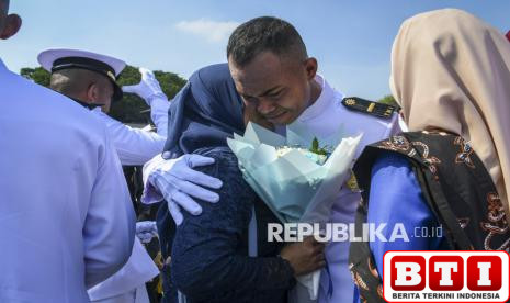 momen-haru-saat-pelantikan-capaja-tni-polri-di-istana-merdeka