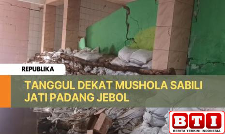 momen-tanggul-jebol-di-mushola-jati-padang