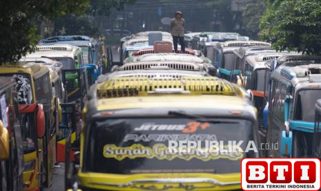 pekerja-pariwisata-geruduk-gedung-sate-minta-gubernur-dedi-cabut-larangan-karyawisata