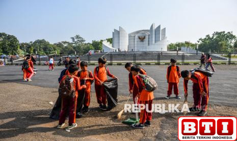 pelajar-di-bandung-ikuti-aksi-bersih-bersih-taman-kota-di-hari-terakhir-mpls