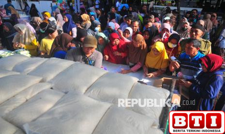 pemerintah-salurkan-13-ton-beras-murah-bagi-warga-di-aceh-jaya