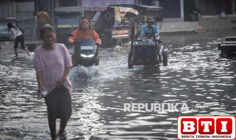 pengendara-motor-ramai-ramai-lawan-arah-hindari-genangan-air-di-daan-mogot-jakbar