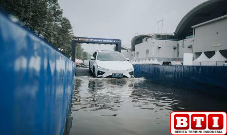perhatikan-hal-berikut-ini-jika-terpaksa-terjang-banjir-dengan-mobil-listrik