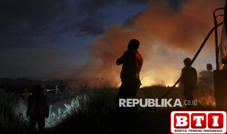 petugas-gabungan-berjibaku-padamkan-kebakaran-lahan-gambut-di-ogan-ilir