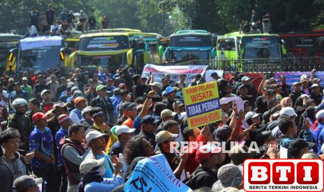 protes-larangan-study-tour-ribuan-pekerja-pariwisata-di-jabar-geruduk-kantor-dedi-mulyadi