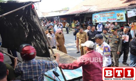 relokasi-ratusan-pkl-di-kawasan-batik-trusmi-pemkab-cirebon-sediakan-lapak-gratis