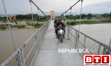 rusak-satu-dekade-lalu-jembatan-gantung-di-sigi-kini-berfungsi-kembali